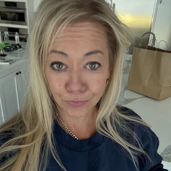 Meet your Posher, Kami - Picture 2 of 2